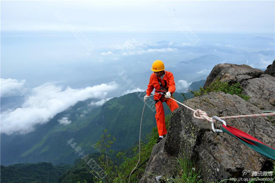 10月5日，峨眉山景區(qū)清潔工彭文才下到巖壁清理游客丟棄的垃圾。