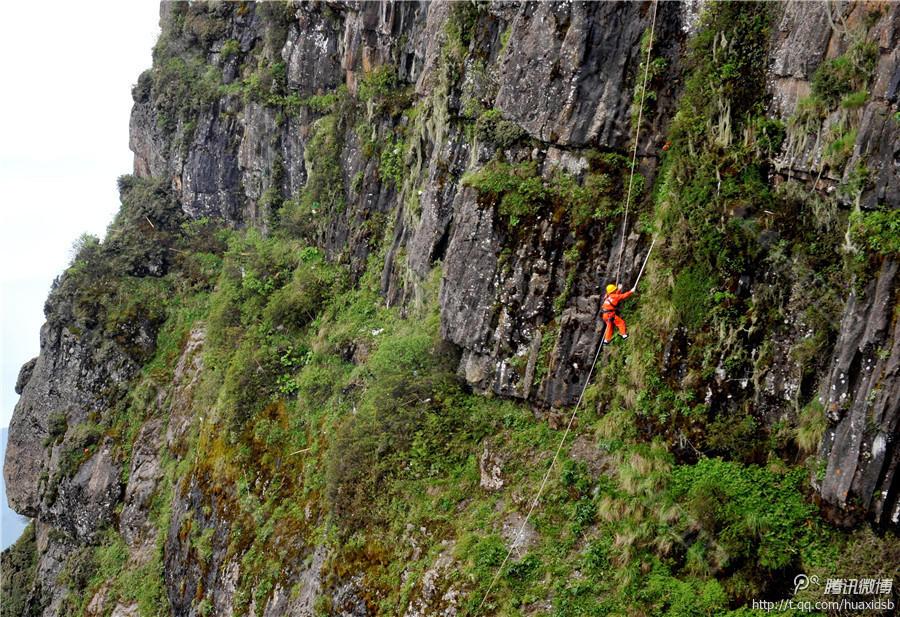 在峨眉山金頂，彭文才是護(hù)欄以外和懸崖區(qū)域唯一的清潔工。