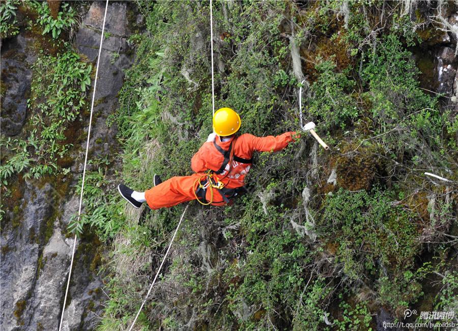 記者了解到，彭文才下到崖壁最深的地方有200多米，往返作業(yè)一次一般都在3小時(shí)左右，每年下崖80多次