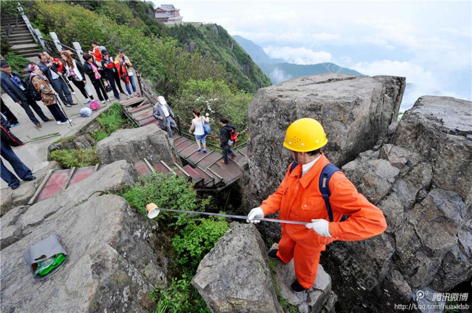彭文才在撿拾垃圾。