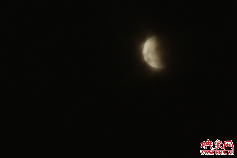 20：02月亮在云層中忽隱忽現(xiàn)。