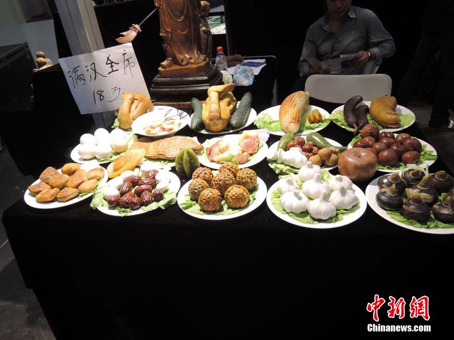 "滿漢全席"石頭宴現(xiàn)身鄭州 造型逼真惹垂涎 "滿漢全席"石頭宴現(xiàn)身鄭州 造型逼真惹垂涎