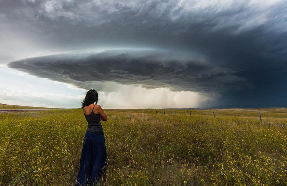 夫婦追逐風(fēng)暴 丈夫?yàn)槠拮优摹帮L(fēng)暴寫真”