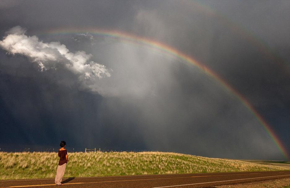 夫婦追逐風(fēng)暴 丈夫?yàn)槠拮优摹帮L(fēng)暴寫真”
