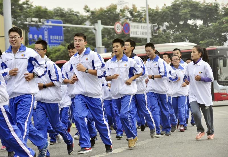 10月14日，成都七中萬達(dá)學(xué)校實(shí)行三年跑六百公里才能畢業(yè)，現(xiàn)場(chǎng)學(xué)生開始長(zhǎng)跑。