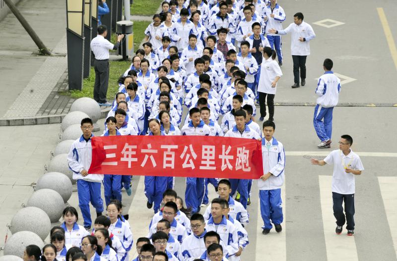 10月14日，成都七中萬達(dá)學(xué)校實(shí)行三年跑六百公里才能畢業(yè)，現(xiàn)場(chǎng)學(xué)生開始長(zhǎng)跑。