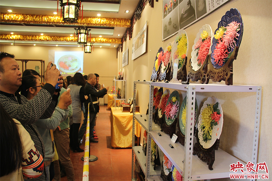 菊花官瓷吸引大家關(guān)注。