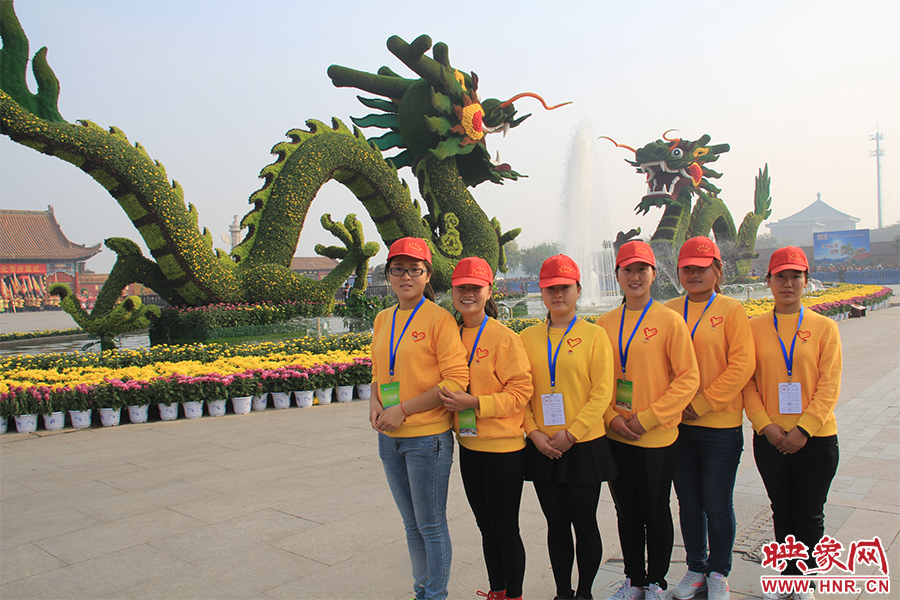 菊花文化節(jié)的志愿者們。