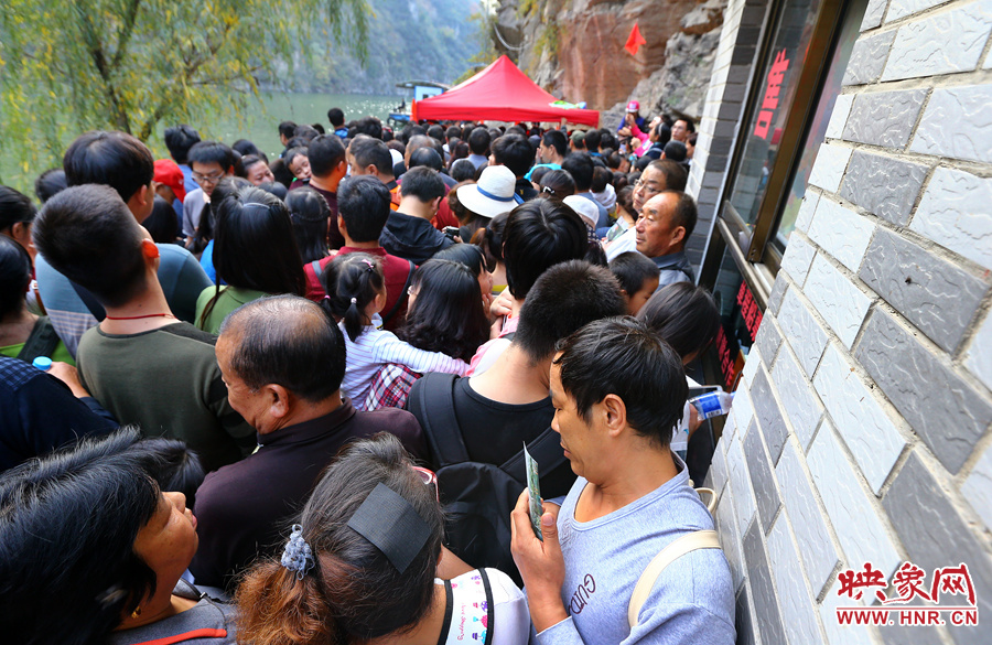 游船售票處前，游客被擠得無法轉(zhuǎn)身