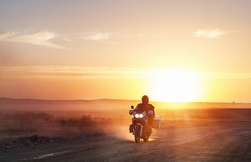 彼得·格里明科在哈薩克斯坦公路上騎行。（網(wǎng)頁(yè)截圖）