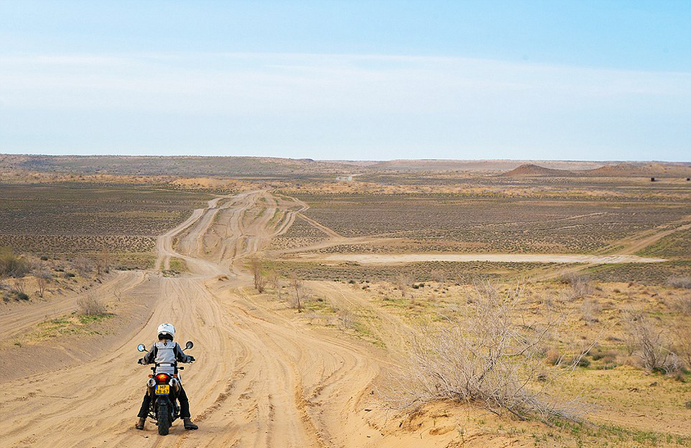 在3個(gè)月中，夫婦倆從阿姆斯特丹到達(dá)蒙古，途中經(jīng)過(guò)16個(gè)國(guó)家。
