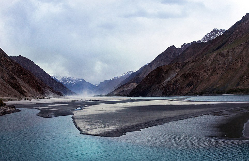 夫婦倆穿越東歐到達(dá)亞洲，沿途拍攝到許多美景。