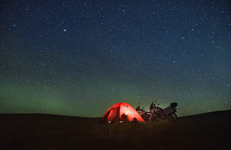 他們?cè)庥錾硥m暴和嚴(yán)寒，且數(shù)天無(wú)法洗澡。