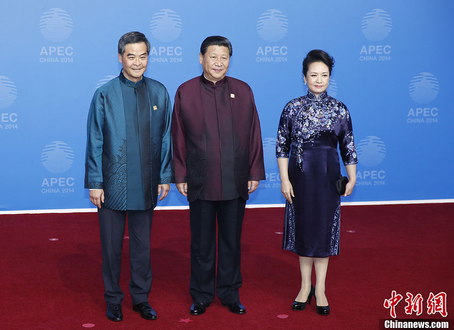 圖為習近平夫婦歡迎中國香港特別行政區(qū)行政長官梁振英。中新社發(fā) 杜洋 攝