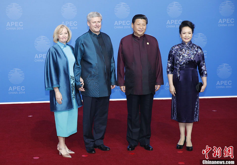 圖為習近平夫婦歡迎加拿大總理哈珀夫婦。中新社發(fā) 杜洋 攝