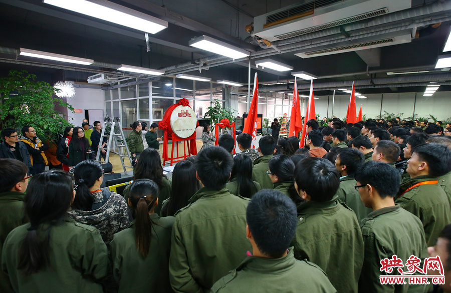 “雙十一”零點(diǎn)到來(lái)前，電商的負(fù)責(zé)人為一線(xiàn)員工鼓勁加油
