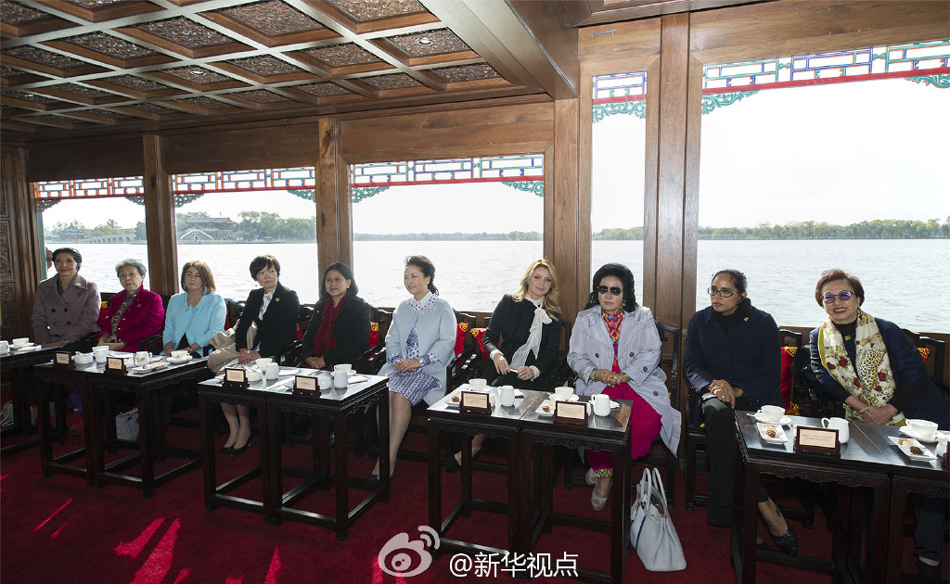 彭麗媛11日邀請(qǐng)來(lái)華出席2014年APEC領(lǐng)導(dǎo)人非正式會(huì)議的部分經(jīng)濟(jì)體領(lǐng)導(dǎo)人或代表的夫人參觀世界文化