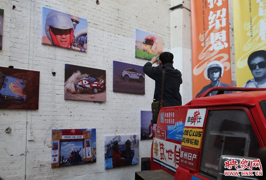 賽車上的攝影師。