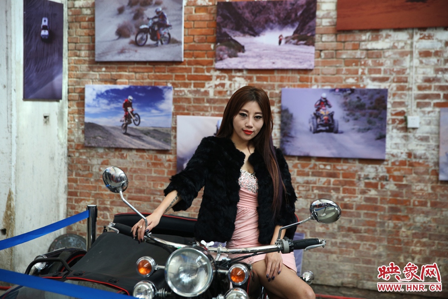 姐是車模，賽車的車。