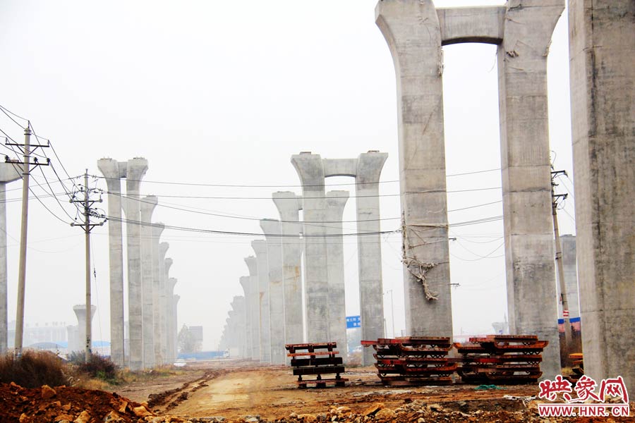 南北方向已架起數(shù)百根橋墩，一眼望不到邊際。