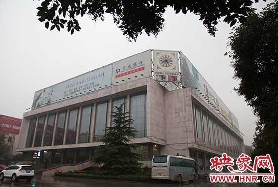 兩塊巨幅廣告牌仍然存在。