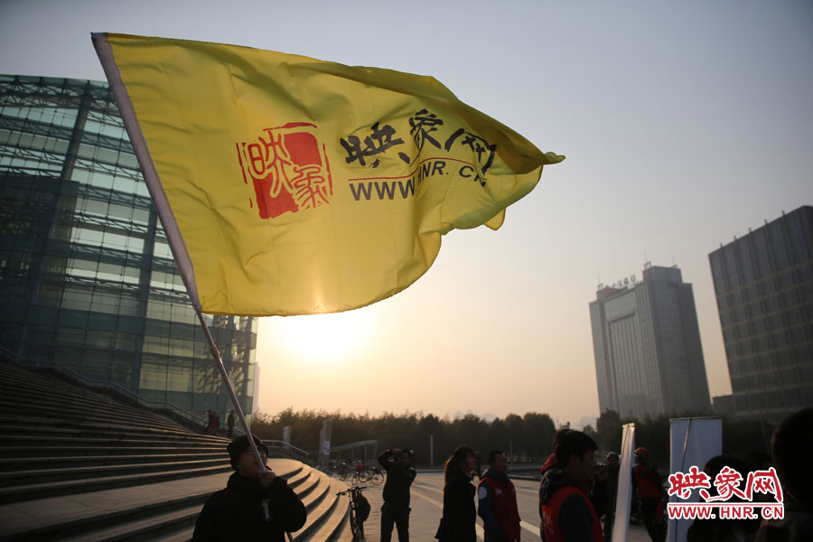 在映象網(wǎng)旗幟的召喚下，車友們匯聚在鄭東新區(qū)。