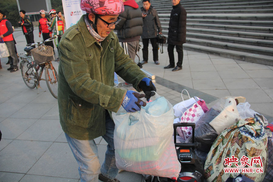 高齡騎友“時(shí)尚老漢”也騎行帶來其捐贈的衣物
