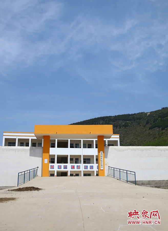 建成不久的金河鎮(zhèn)庫區(qū)中心小學(xué)