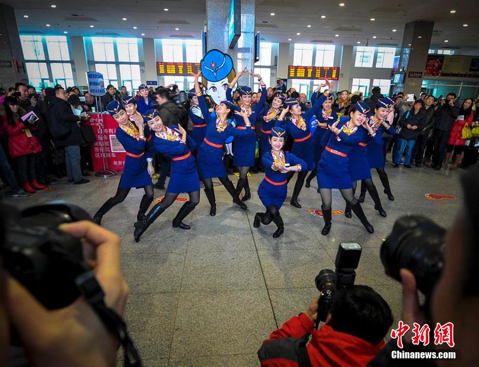 圖為D2702次列車13名乘務(wù)員在候車大廳內(nèi)玩起“快閃”。