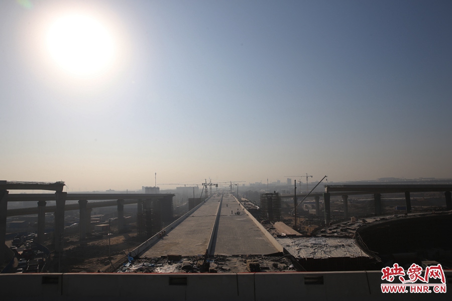 隴海高架從西四環(huán)上方通過(guò)。