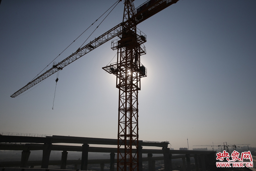 隴海高架與西四環(huán)立交仍在緊張施工中。