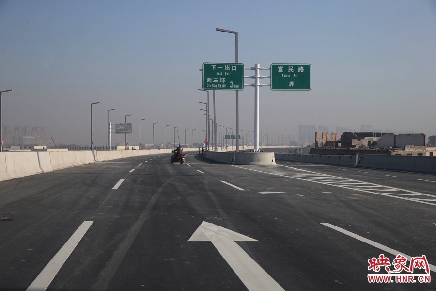 西三環(huán)方向與富民路出口。