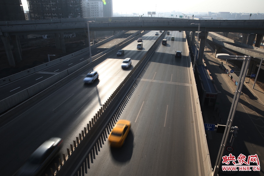 西三環(huán)從隴海高架下穿過(guò)。