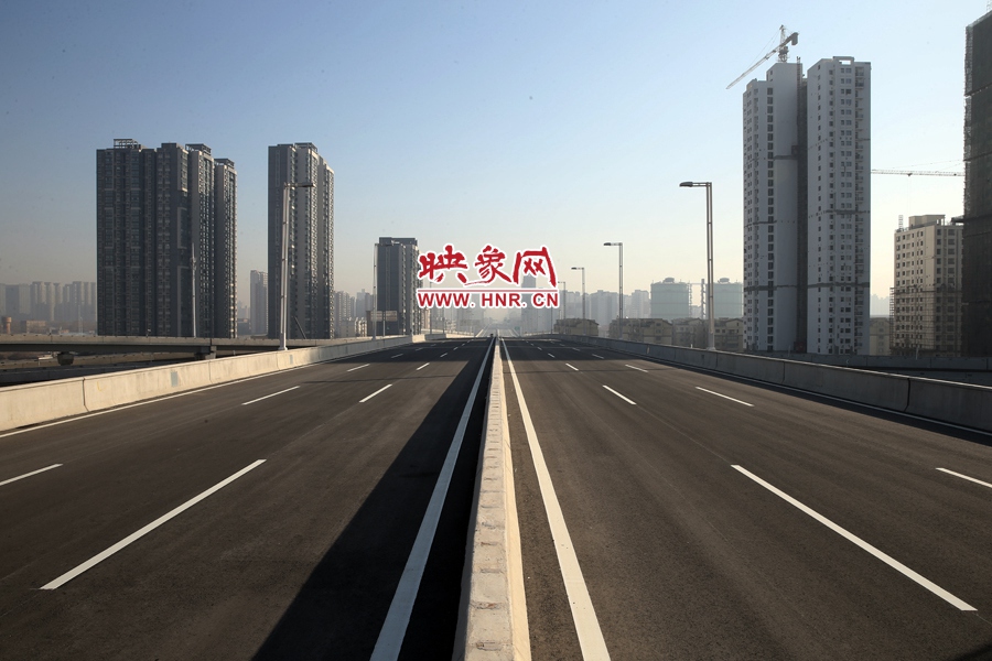 隴海高架過(guò)西三環(huán)進(jìn)入市區(qū)。