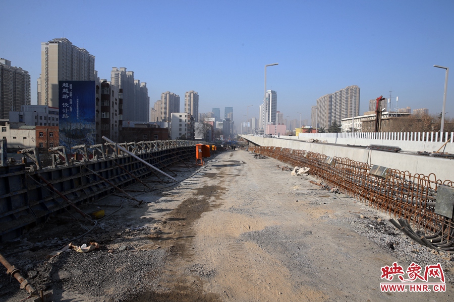 由西向東方向，嵩山南路出口以東，仍在緊張施工中。