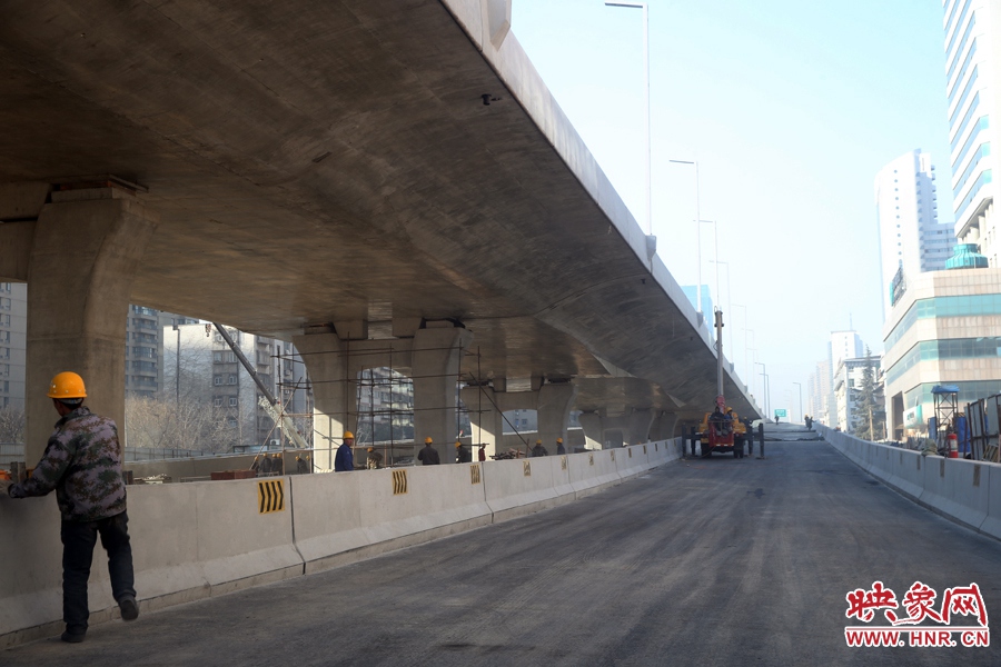 由西向東方向，嵩山南路出口以東，仍在緊張施工中。