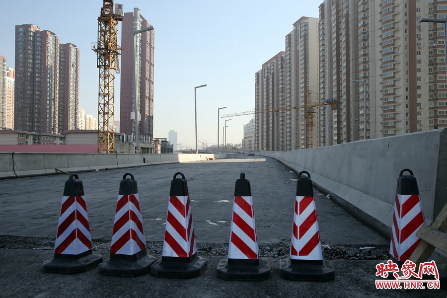 由西向東方向，嵩山南路出口以東，仍在緊張施工中。