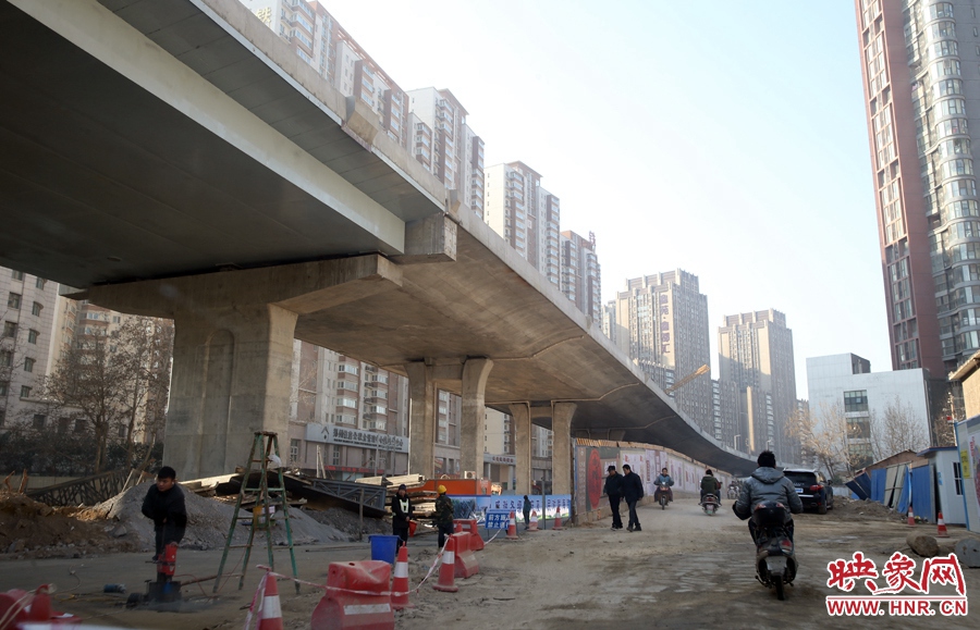 由西向東方向，嵩山南路出口以東，仍在緊張施工中。