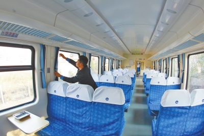 硬座車廂 藍(lán)色座套，清清爽爽。