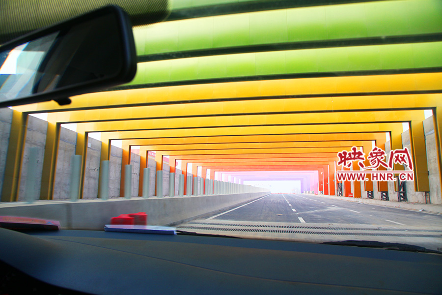 出隧道光線變化由暗到明。