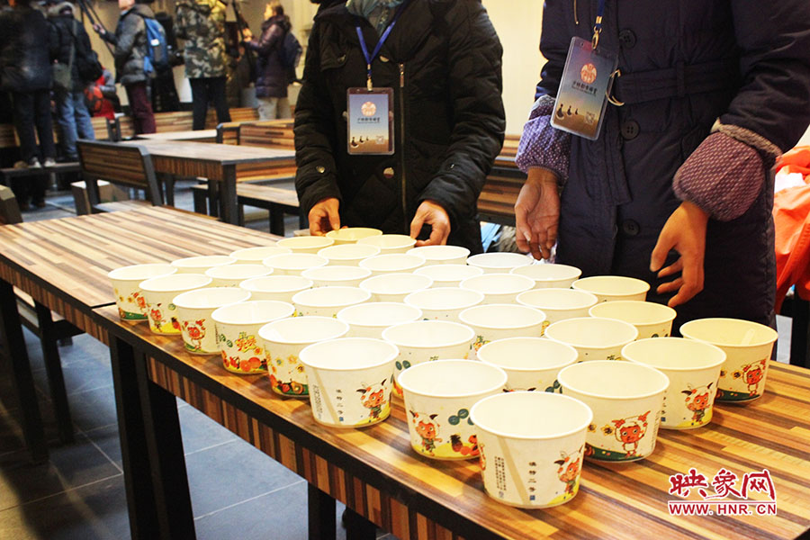 施粥人員準備了一次性飯盒，方便市民攜帶。