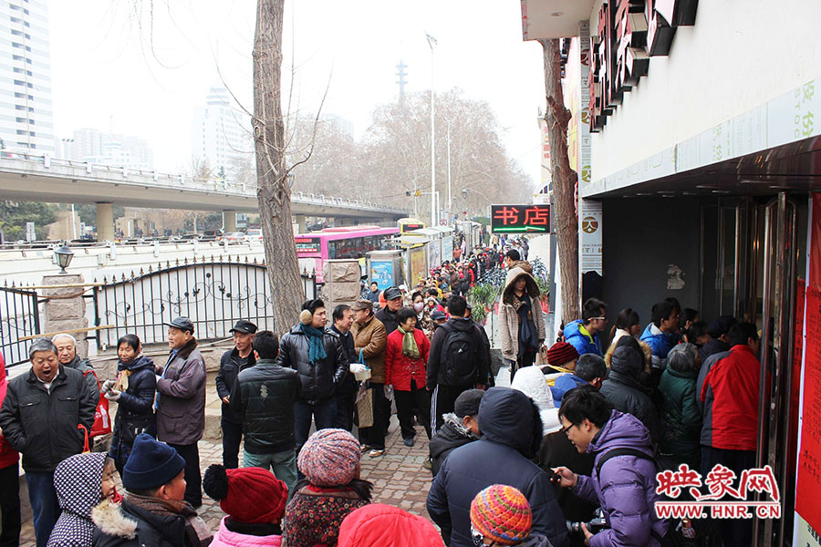 施粥現場排起近百米長隊。