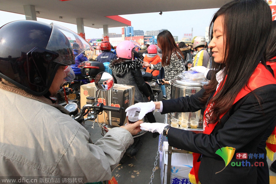 2015年2月10日，廣東佛山，順德龍山加油站為返鄉(xiāng)摩托車免費加油。