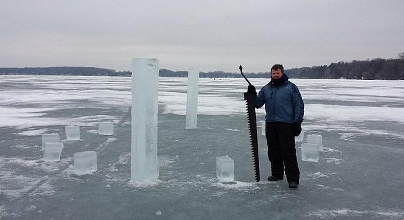 　這5名美國(guó)人使用鏈鋸和冰刀切割冰塊，用了2周時(shí)間才建成巨大的冰柱巨石陣。（網(wǎng)頁截圖）