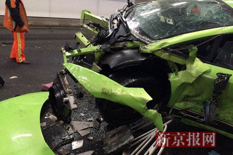 一輛蘭博基尼與一輛法拉利發(fā)生事故，現(xiàn)場狀況慘烈