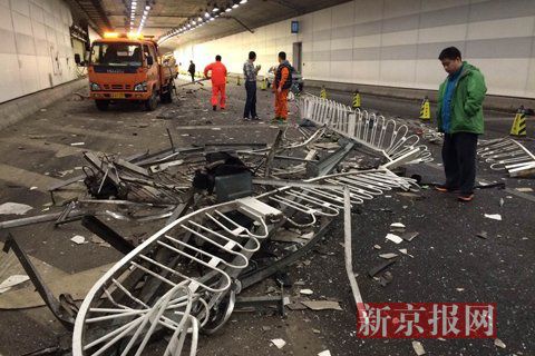 一輛蘭博基尼與一輛法拉利發(fā)生事故，現(xiàn)場狀況慘烈