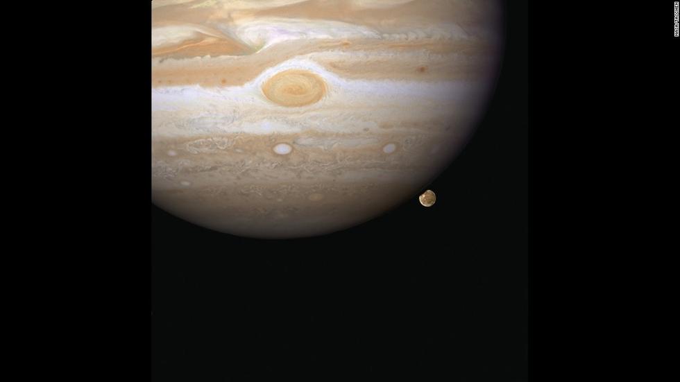 位于地球大氣層外的哈勃望遠鏡能給人類來更清楚的太空圖像。