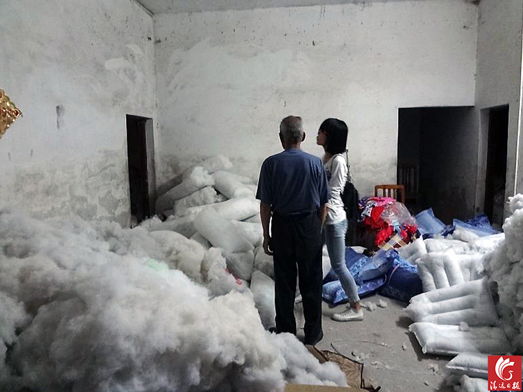 “黑心棉”堆滿了房間的每個角落。