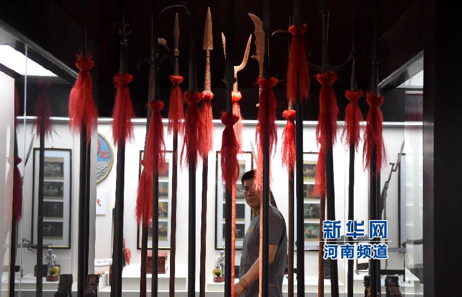 4月26日，參觀者在兵器展覽館內(nèi)參觀。
