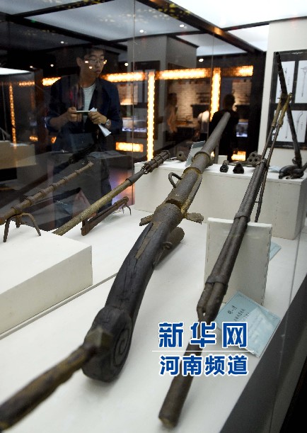 4月26日，參觀者在兵器展覽館內(nèi)參觀。